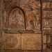 La nicchia  interamente dipinta con colori accesi e incorniciata da due fasce rossastre con motivi geometrici romboidali che poggiano su due colonnette decorate